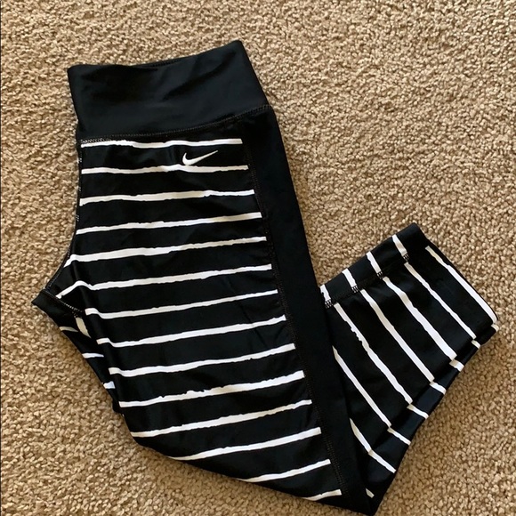 Nike Pants - Nike capri workout leggings
